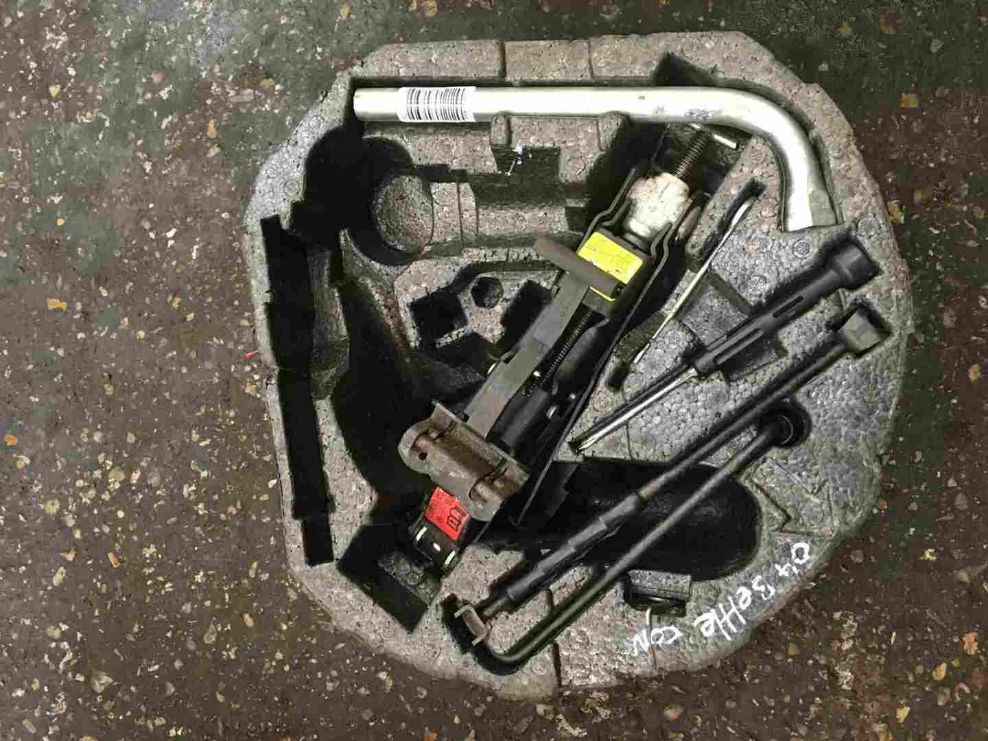 Volkswagen Beetle Convertible 1999-2006 Spare Wheel Jack Set