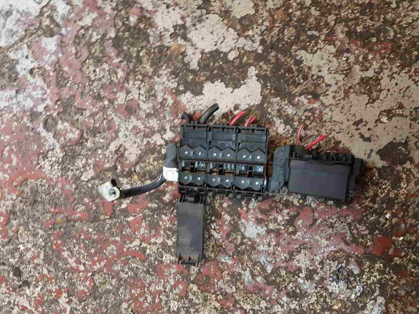 Volkswagen FOX 20052011 Fuse BOX Fuses Battery Terminal Store Used