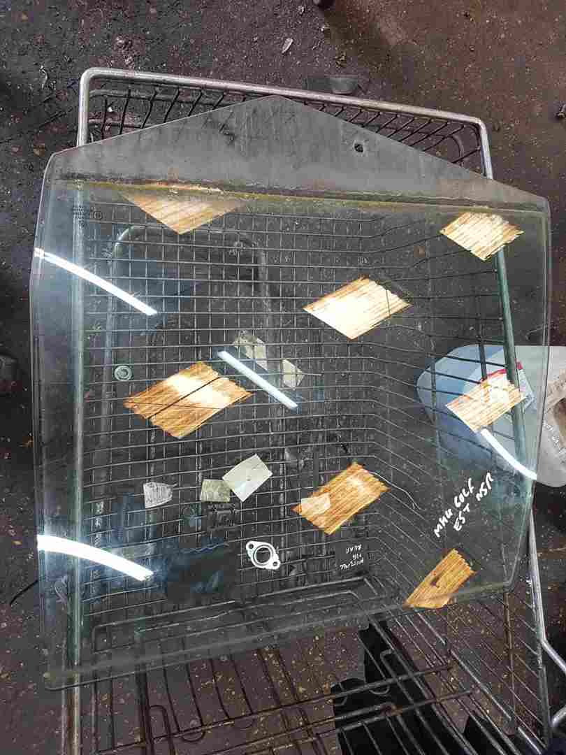 Volkswagen Golf Estate MK4 1997-2004 Passenger NSR Rear Window Glass