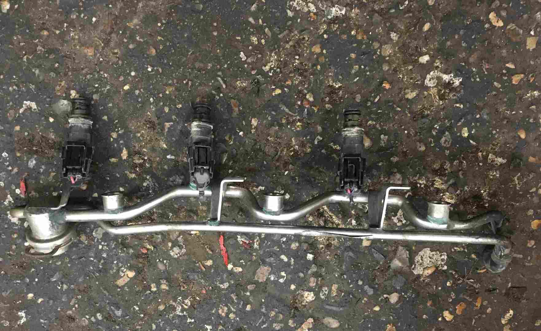Volkswagen Golf MK4 1997-2004 2.3 V5 Fuel Injectors X3 Only + Rail 066133315E
