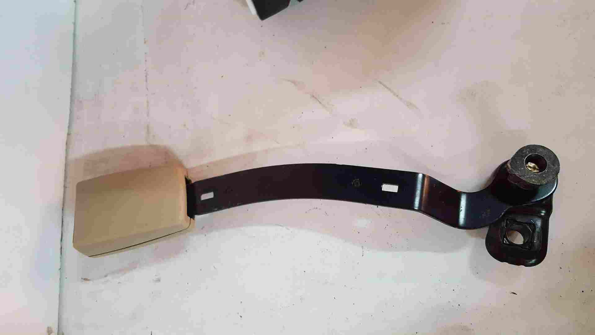 Volkswagen Golf MK4 1997-2004 Beige Drivers OSF Front Seat Belt Buckle Clip