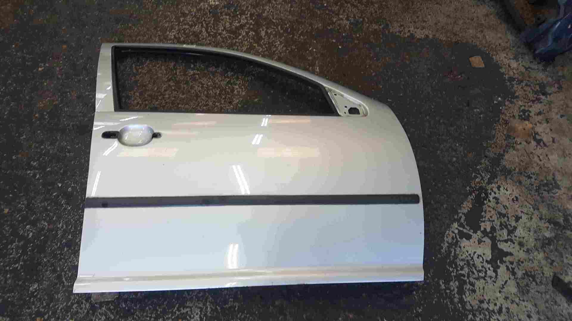 Volkswagen Golf MK4 1997-2004 Drivers OSF Front Door Silver LA7W 5dr