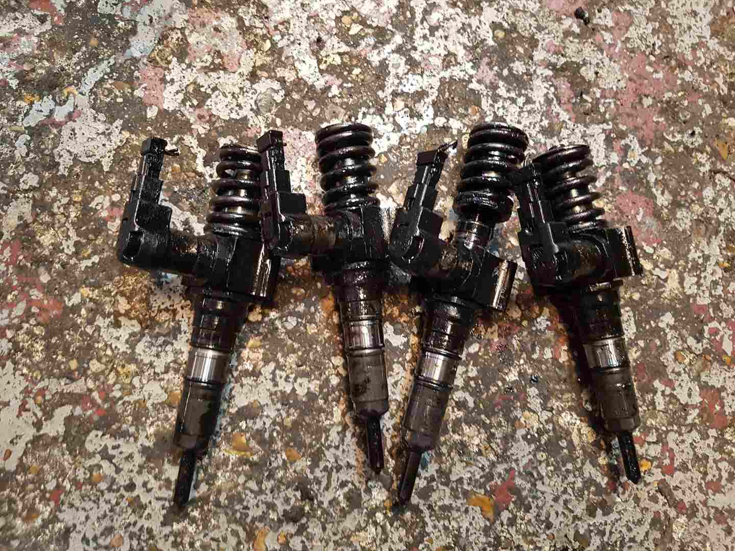 Volkswagen Golf MK5 2003-2009 2.0 TDI Diesel Injectors SET X4 BMN