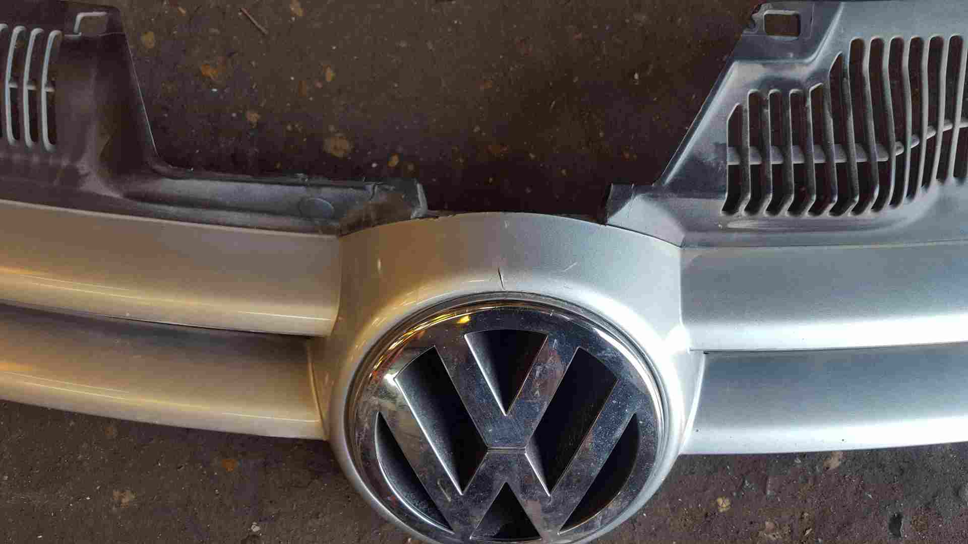Volkswagen Golf MK5 2003-2009 Front Grill Grille Silver La7w small crack