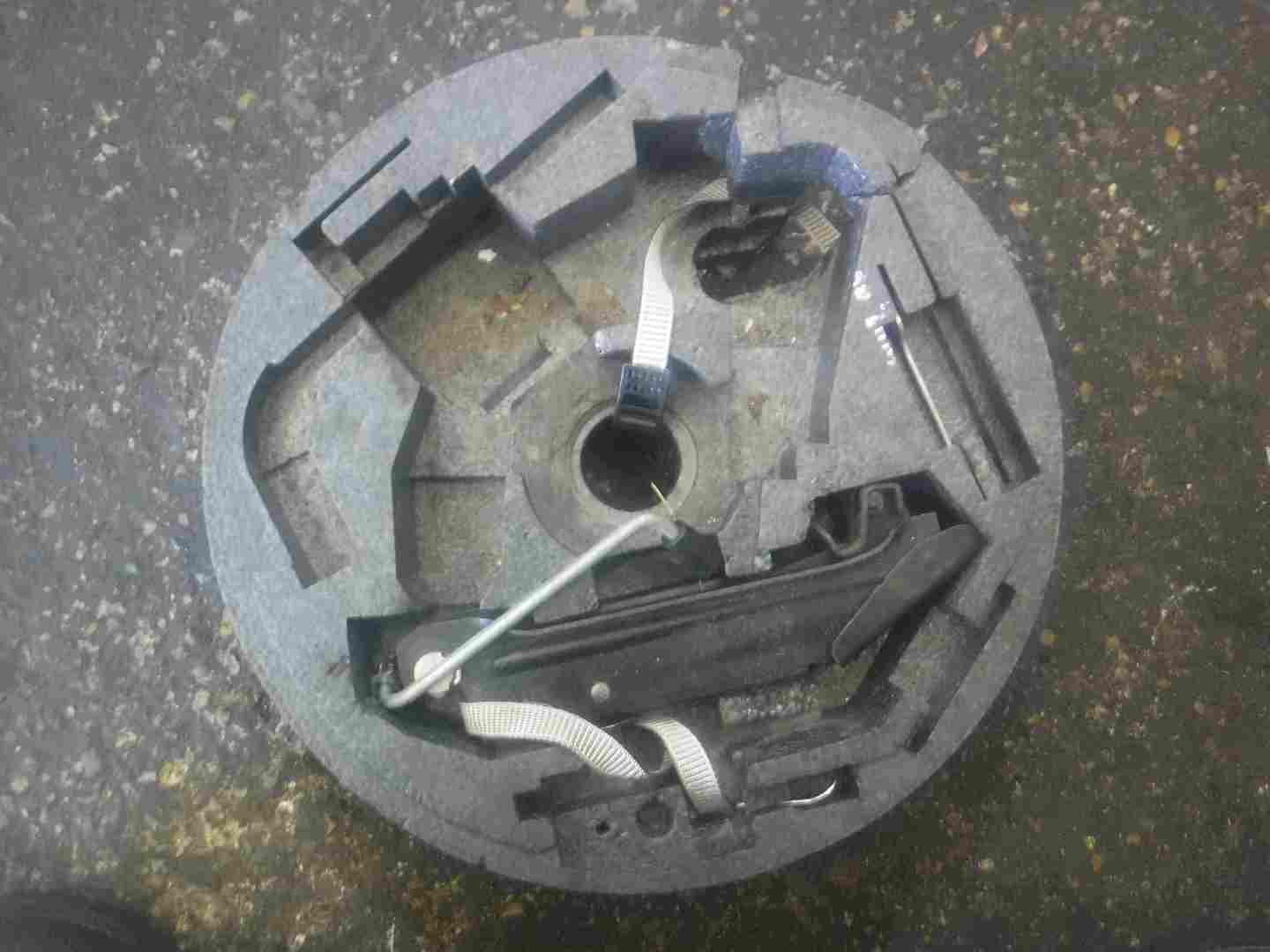 Volkswagen Golf MK5 2003-2009 Jack With Case Holder