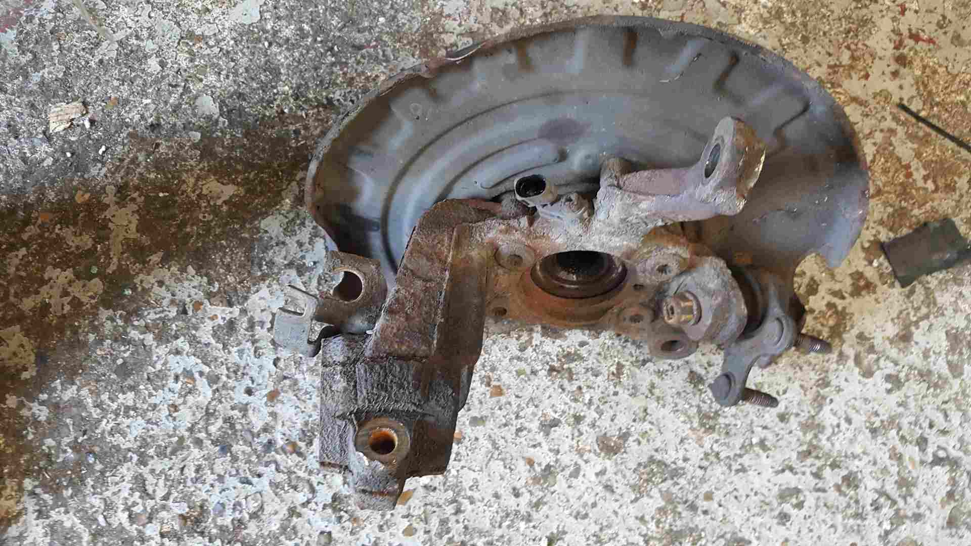 Volkswagen Golf MK5 2003-2009 R32 3.2 V6 Drivers OSF Front Wheel Hub