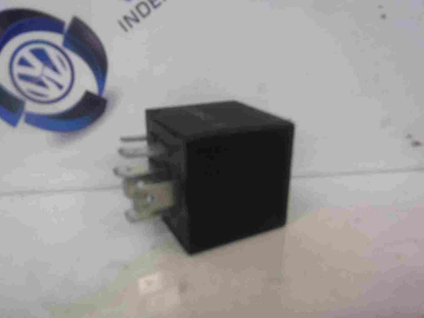 Volkswagen Golf Polo Passat Sharan Eos Black Relay 191955531