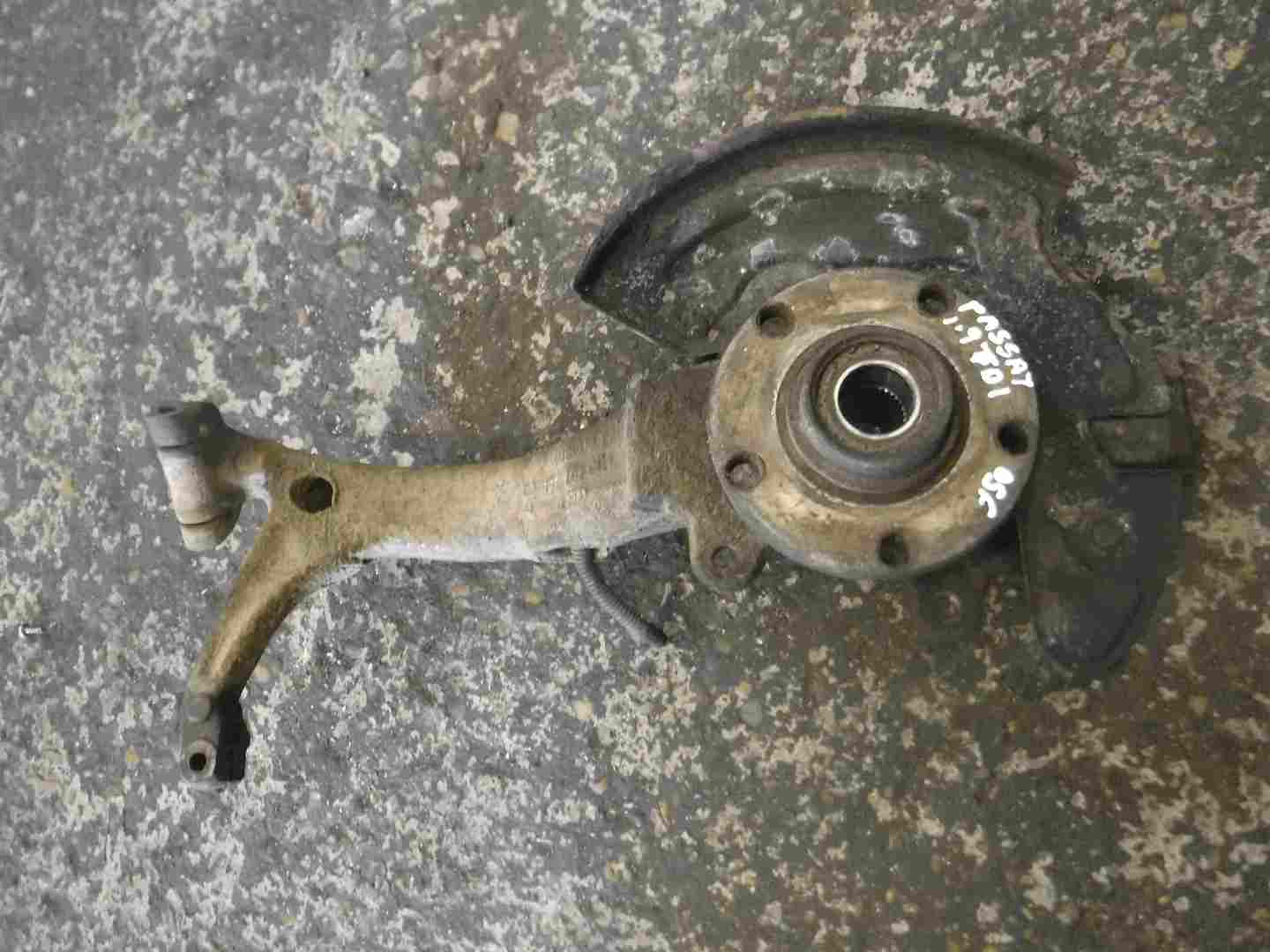 Volkswagen Passat 1996-2000 B5 1.8T 20V Drivers OSF Front Wheel Hub 6q0909605