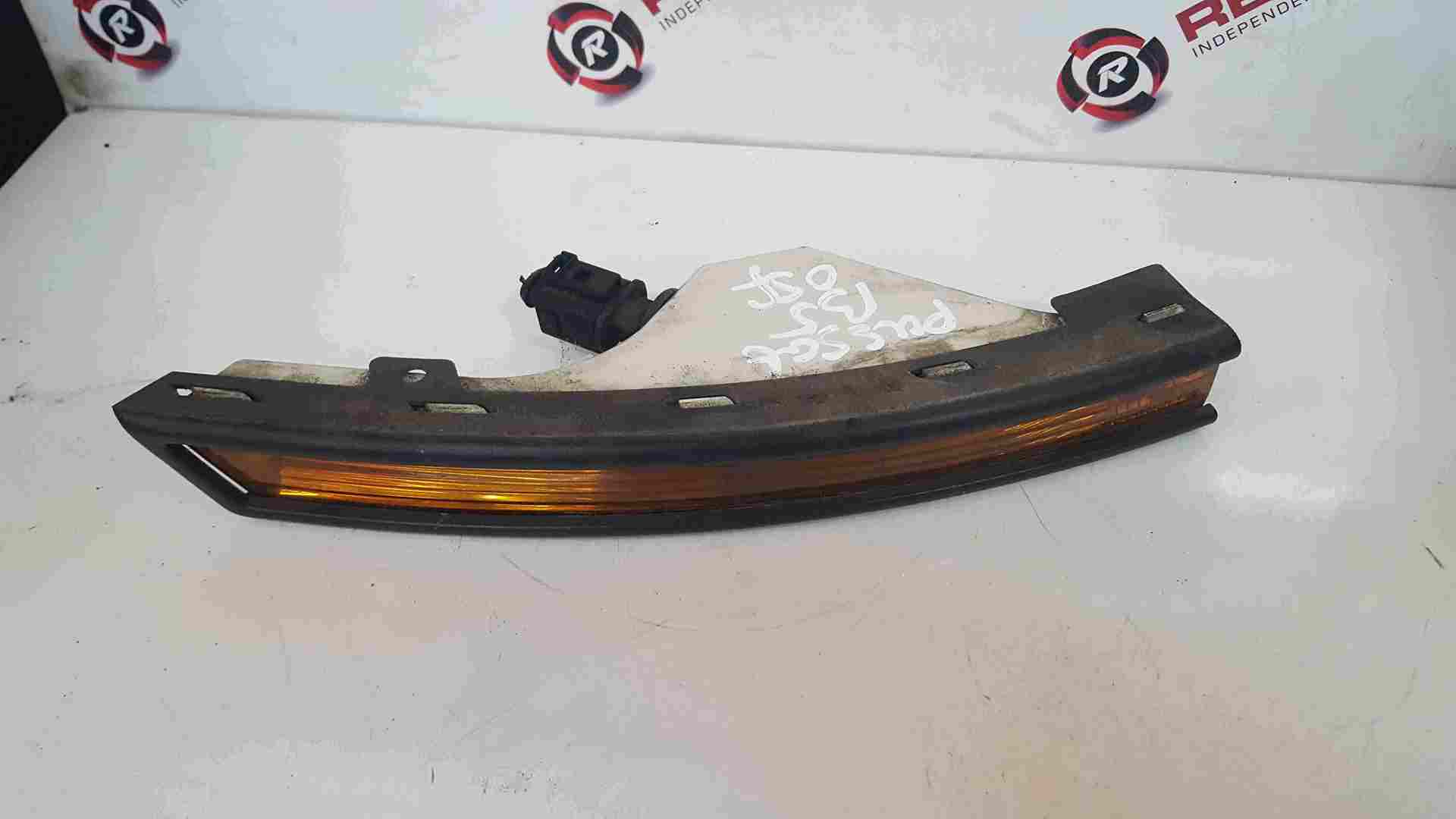 Volkswagen Passat B6 2005-2010 Drivers OSF Front Indicator Light