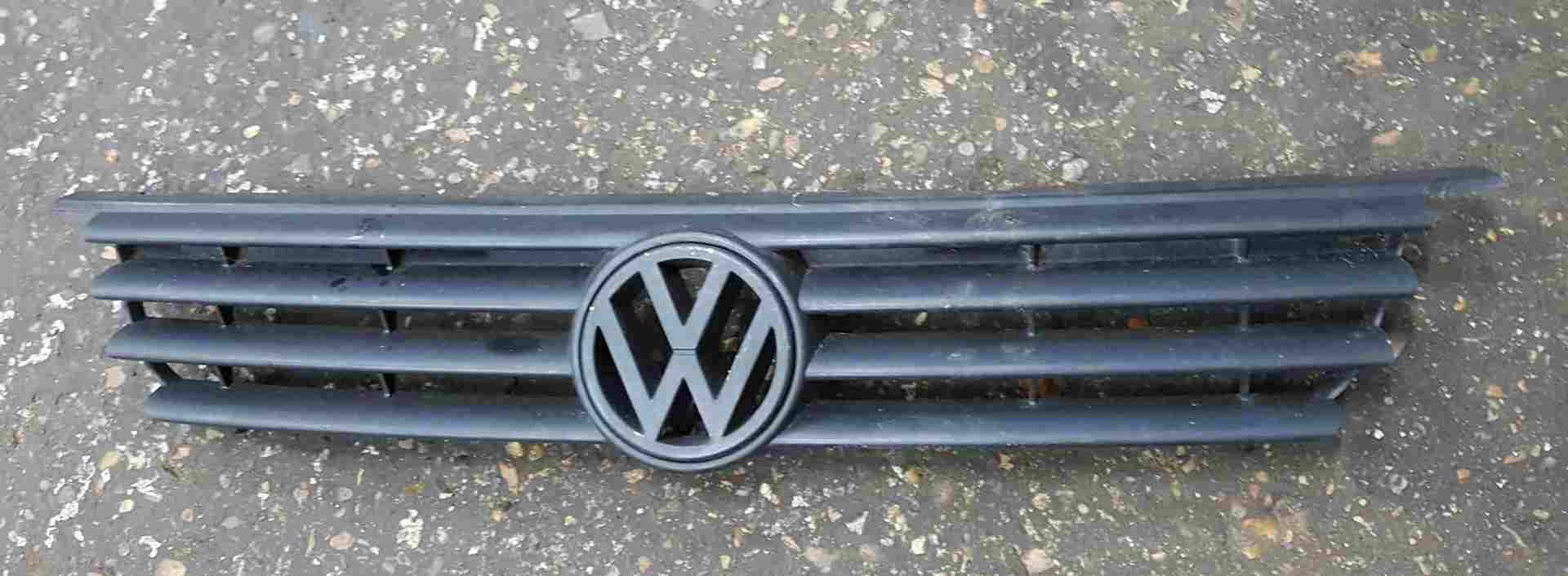 Volkswagen Polo 6N 1995-1999 Front Bumper Grill Badge Plain Black 6N0853653B