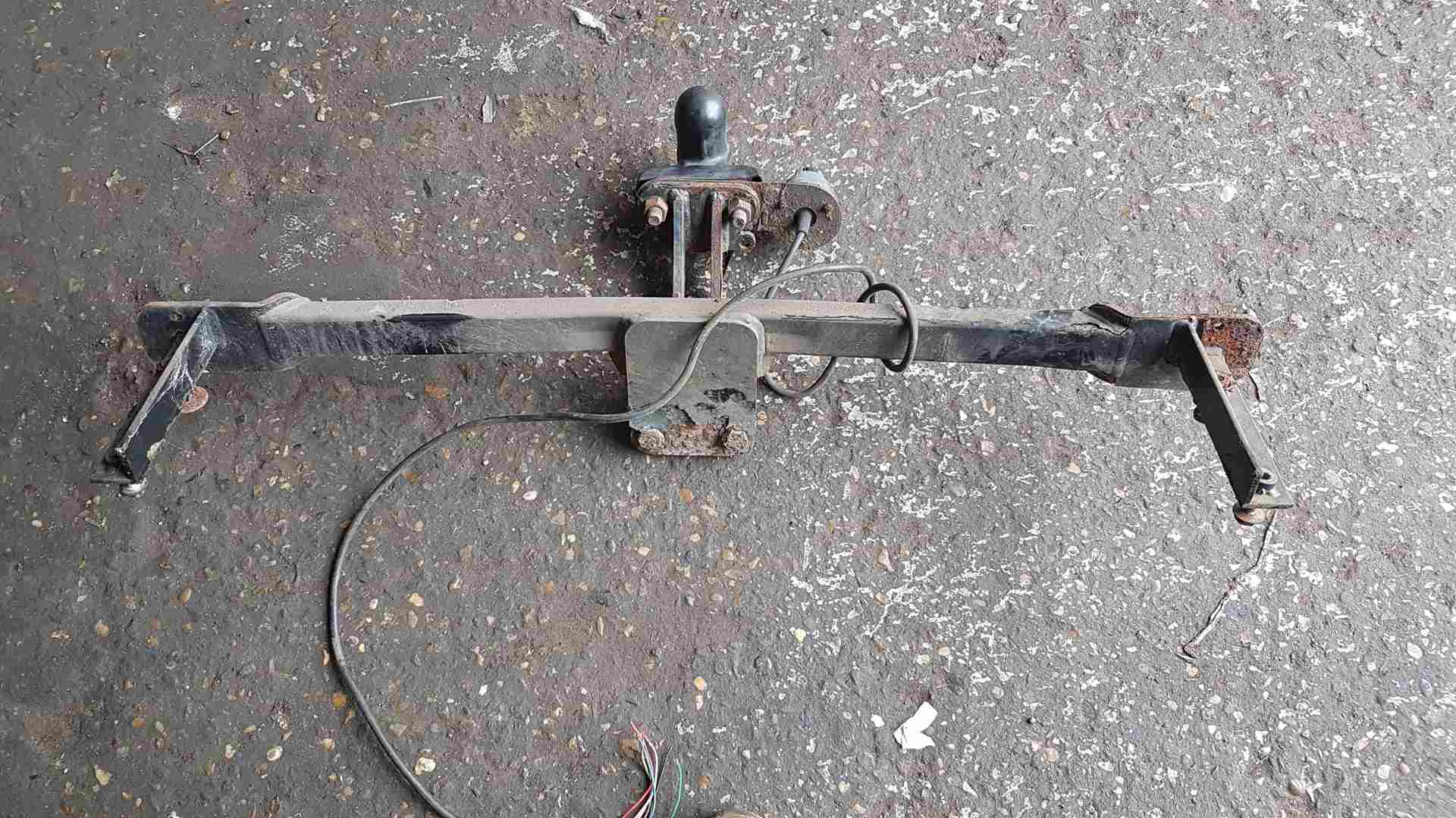Volkswagen Polo 6N2 1999-2003 TOW Bar + Electrics