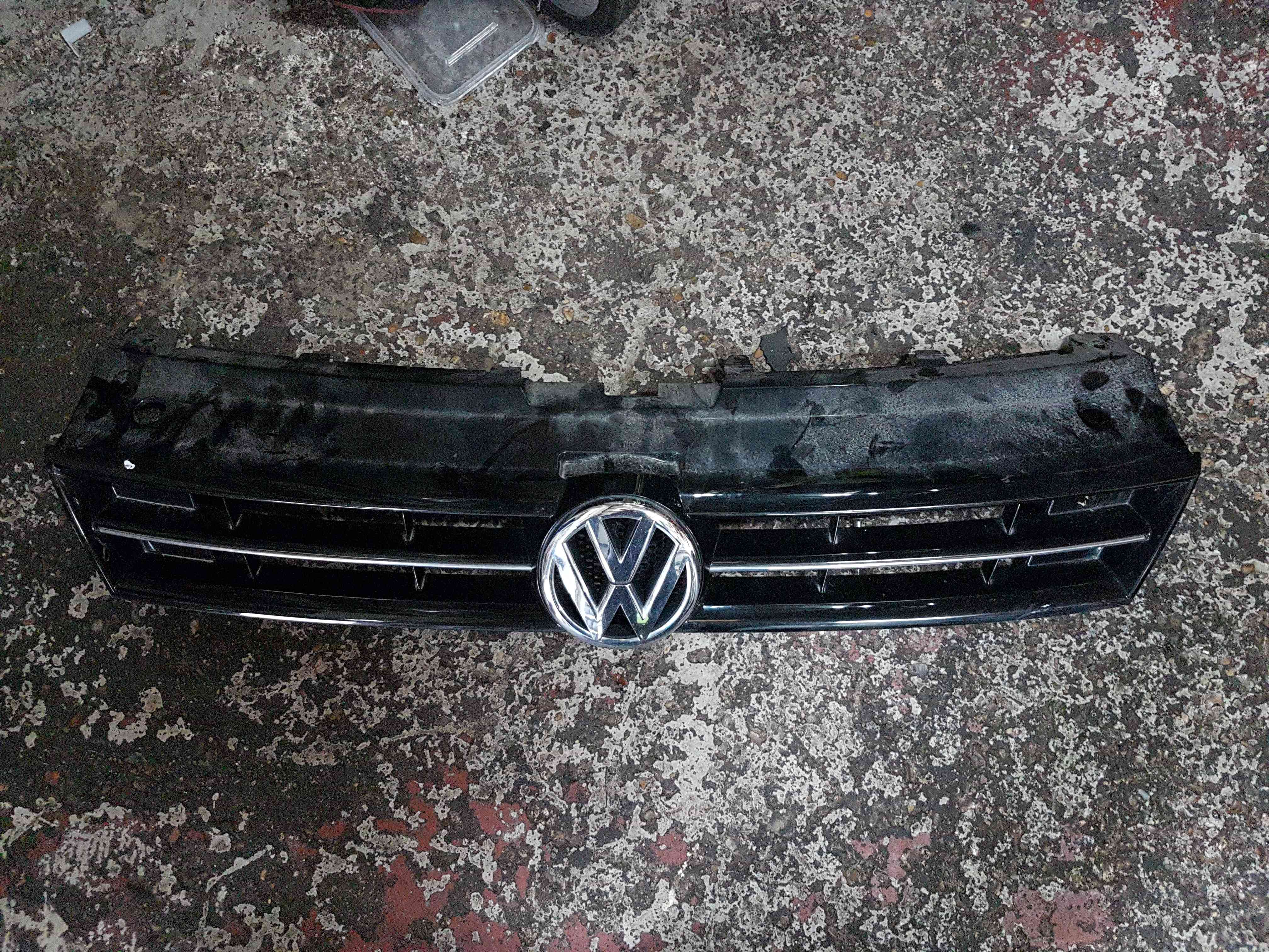 Volkswagen Polo 6R 2009-2014 Front Bumper Grill TOP With Emblem Gloss Black