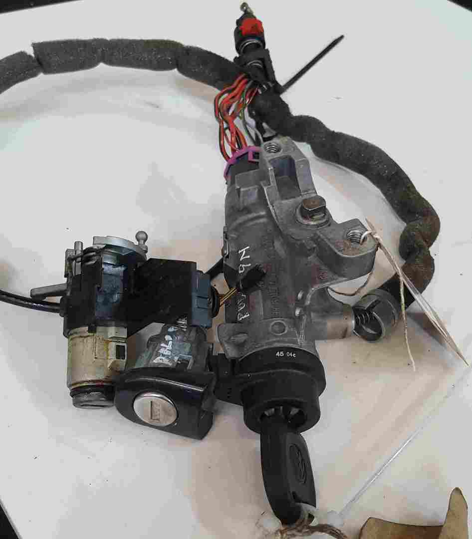 Volkswagen Polo 9N 2003-2006 Automatic Ignition Barrel Door Boot Lock + Key Set