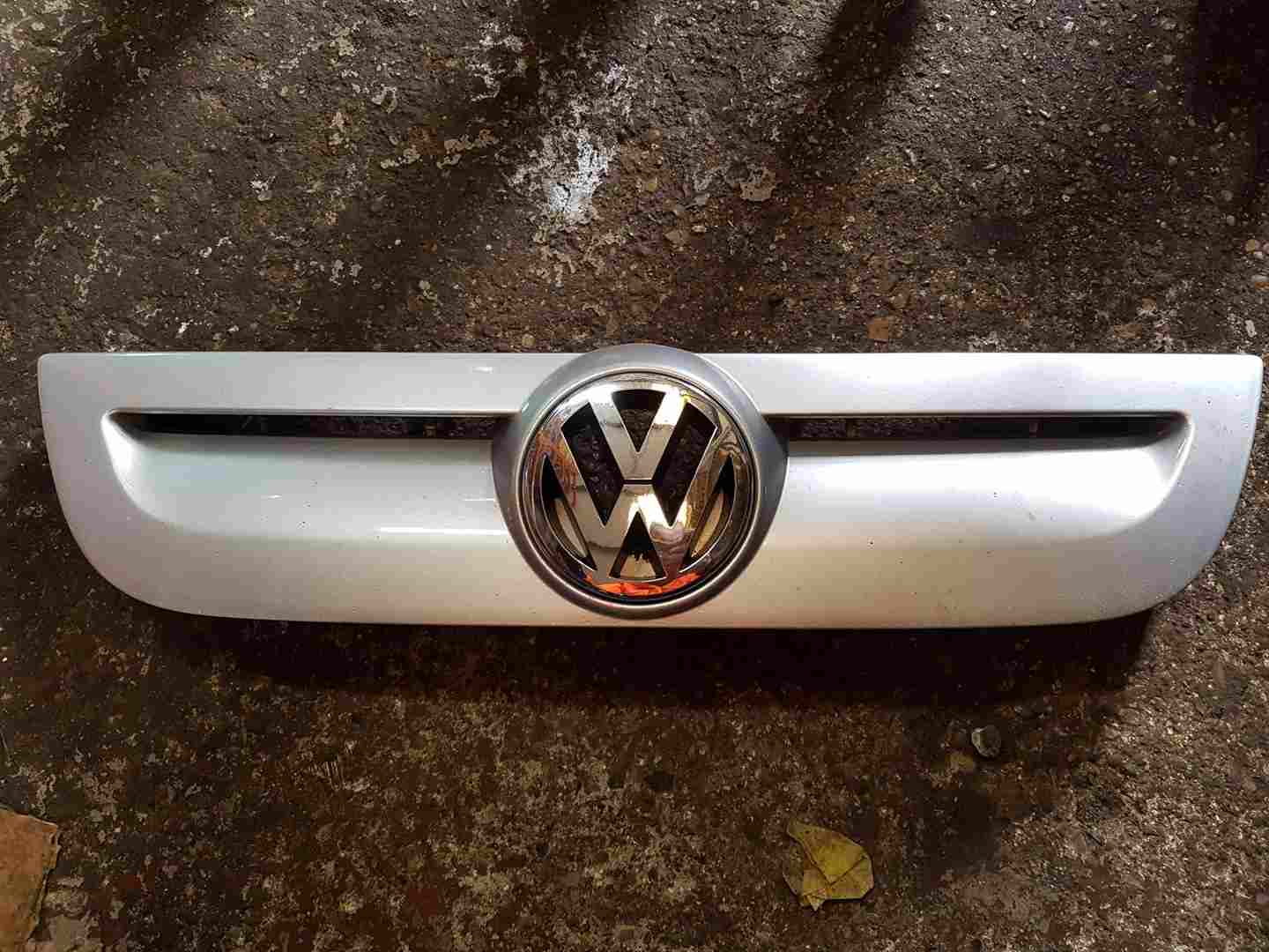 Volkswagen Polo 9N3 2006-2008 Front Bumper Grill Insert Badge 6Q0853653j