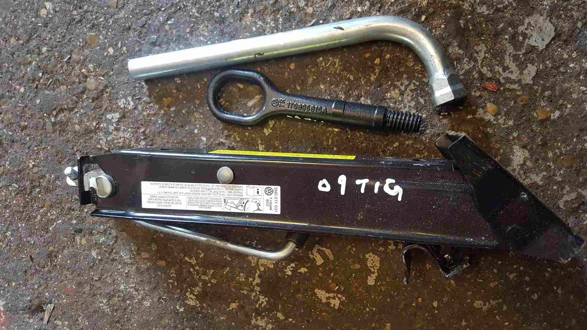 Volkswagen Tiguan 2007-2011 Towing EYE Hook Jack SET 1T0805615A