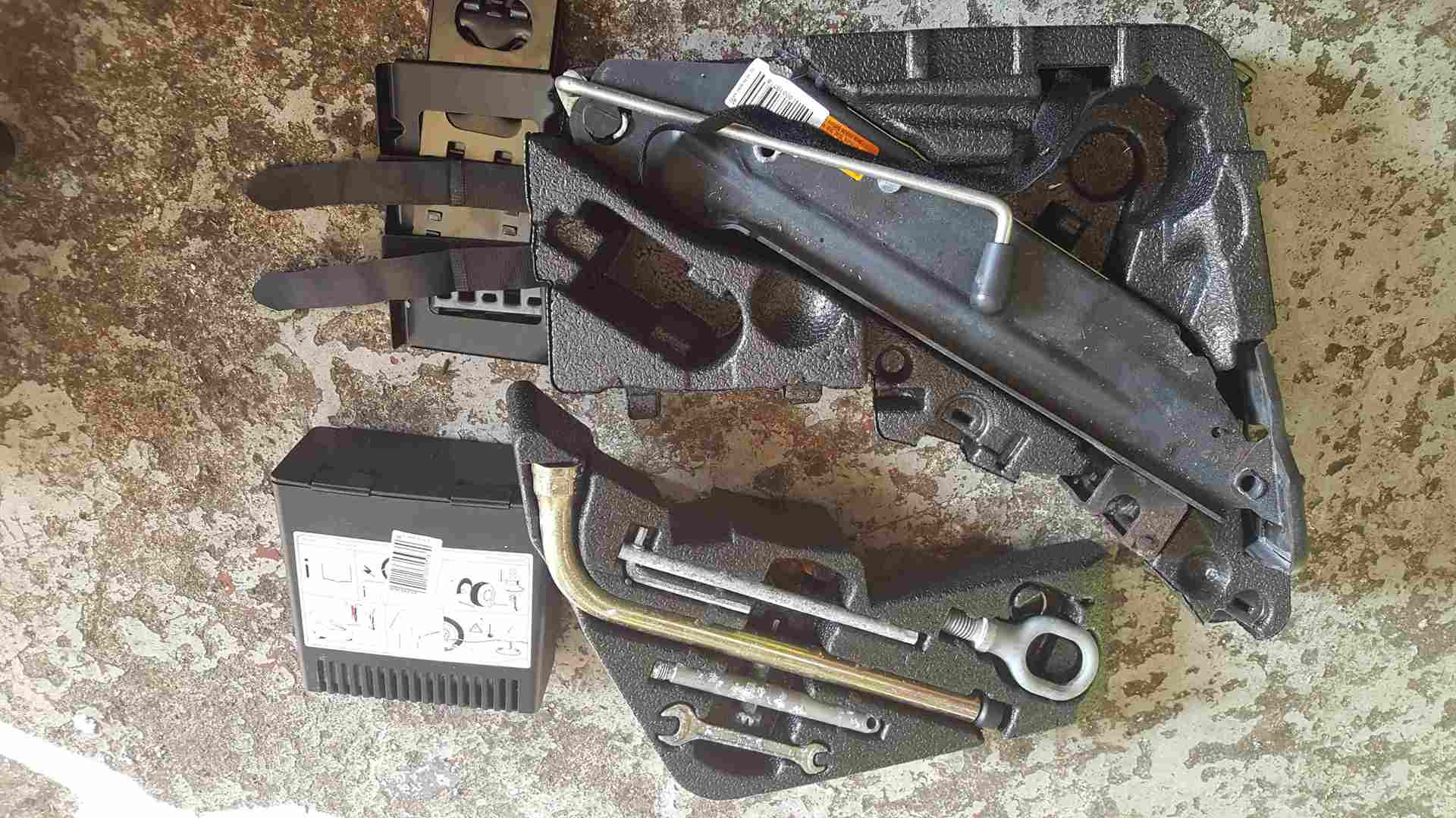 Volkswagen Touareg 2002-2007 Jack Set Towing Eye Inflator