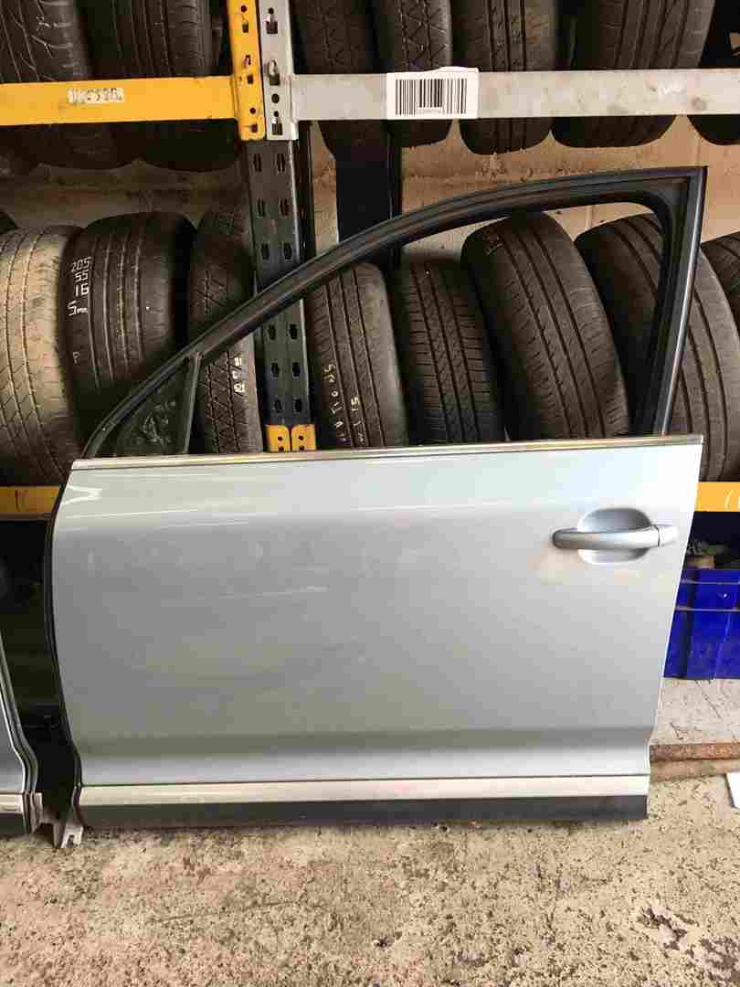 Volkswagen Touareg 2002-2007 Passenger NSF Front Door Silver LB5S