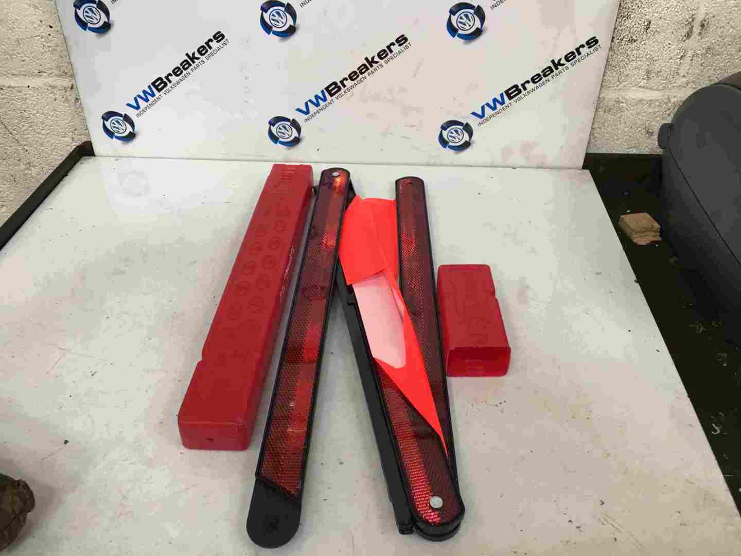 Volkswagen Touareg MK1 2002-2007 Warning Triangle Emergency 8D9860251b