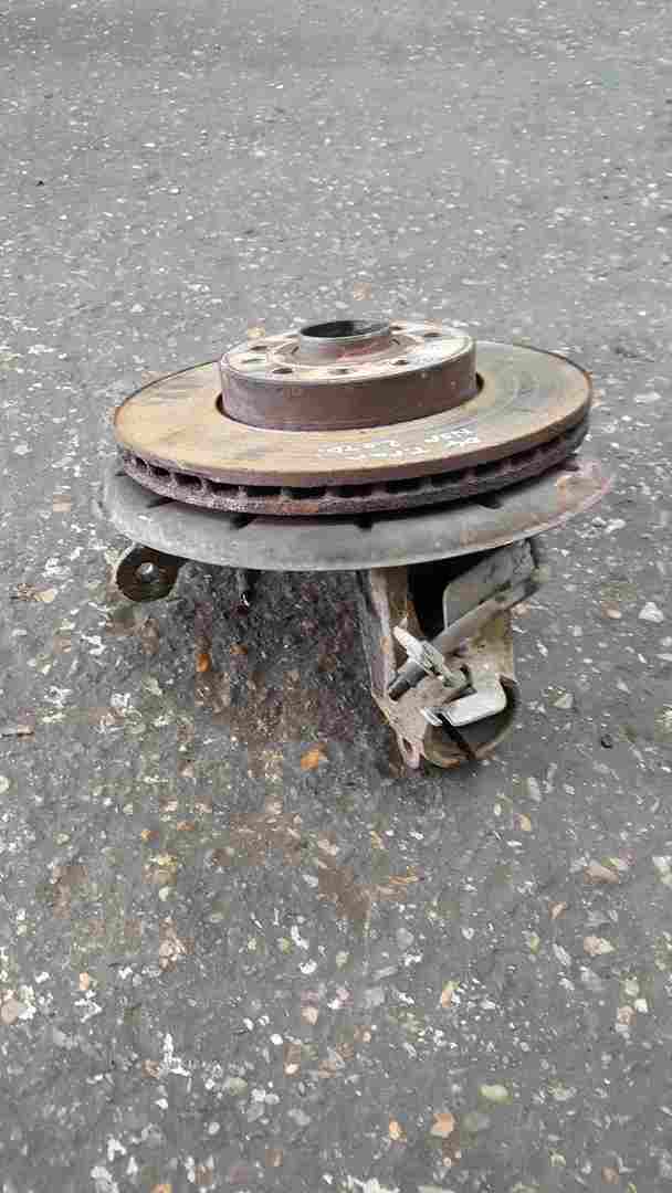 Volkswagen Touran 2003-2006 2.0 TDi Passenger NSF Front Wheel Hub