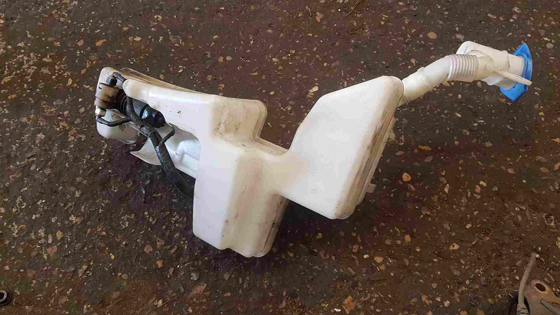 Volkswagen Touran 2003-2006 Windscreen Washer Bottle + Pump 1t0955453c