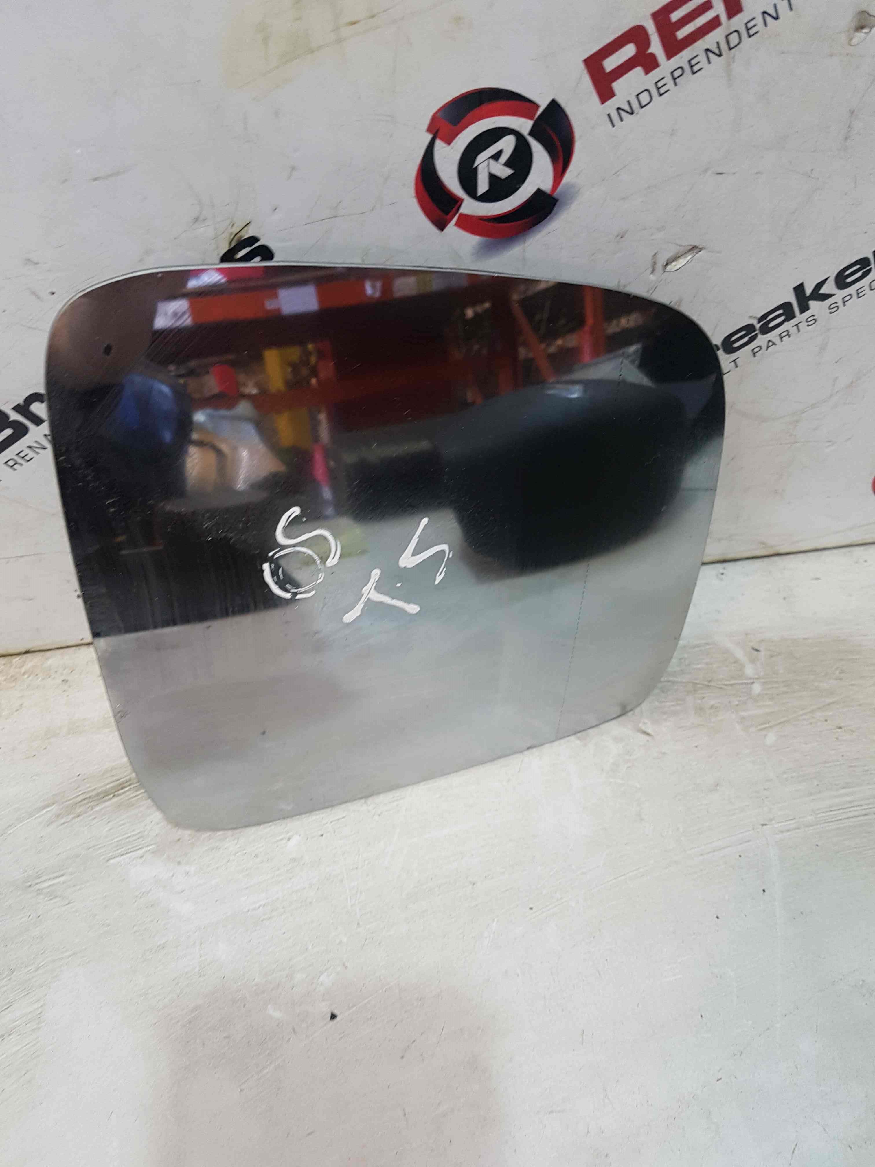 thumbnail image 2 of Heated Wing Mirror Glass – Right Side For Land Rover Discovery TD5 MK1 & MK2 (1995-2004) 2 of 4