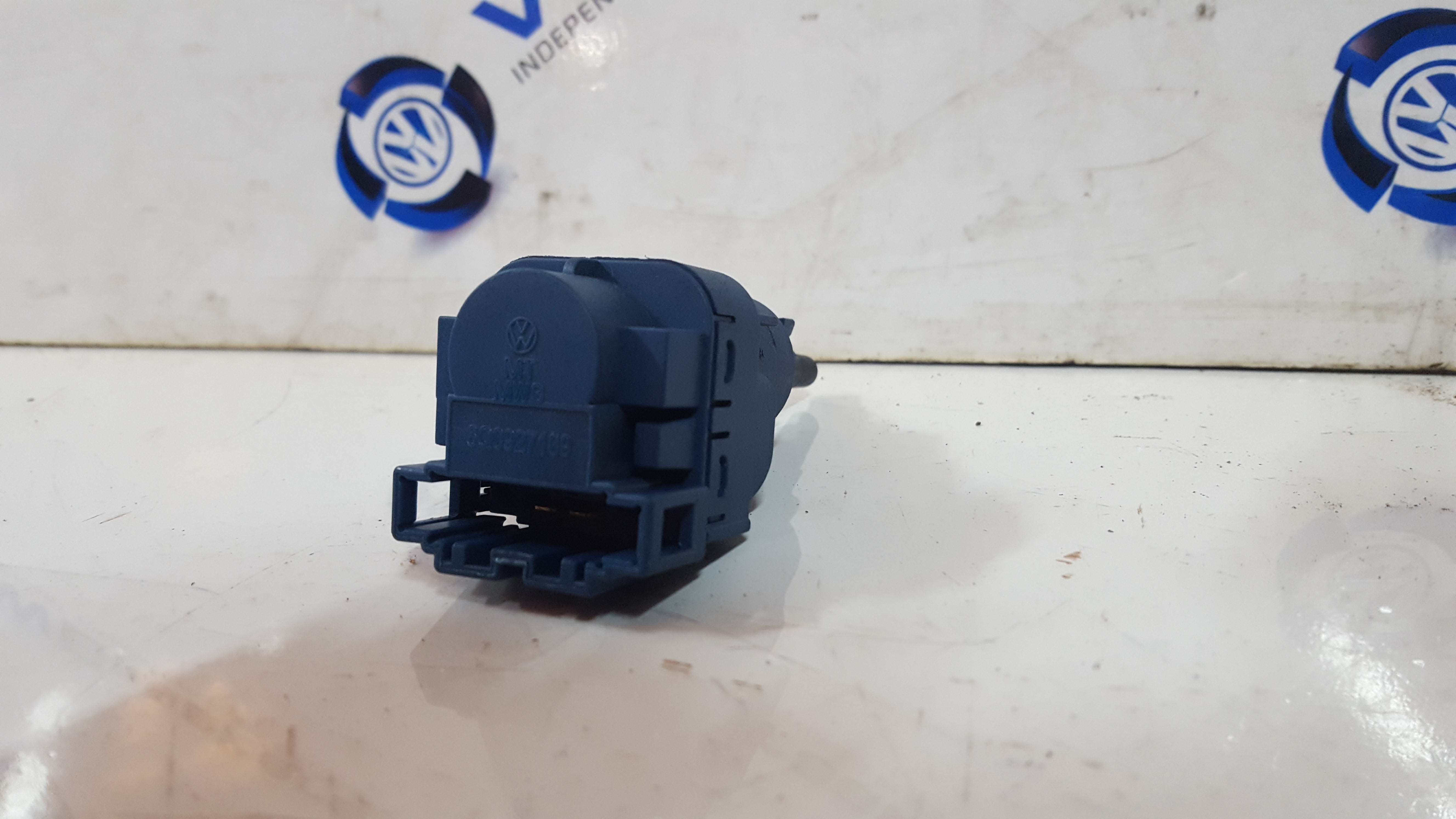 https://www.vwbreakers.co.uk/gallery_1/Vw-Up-20112017-Polo-9N-9N3-Polo-6R-6C-Fox-UP-Clutch-Pedal-Switch-6q0927189-4.jpg