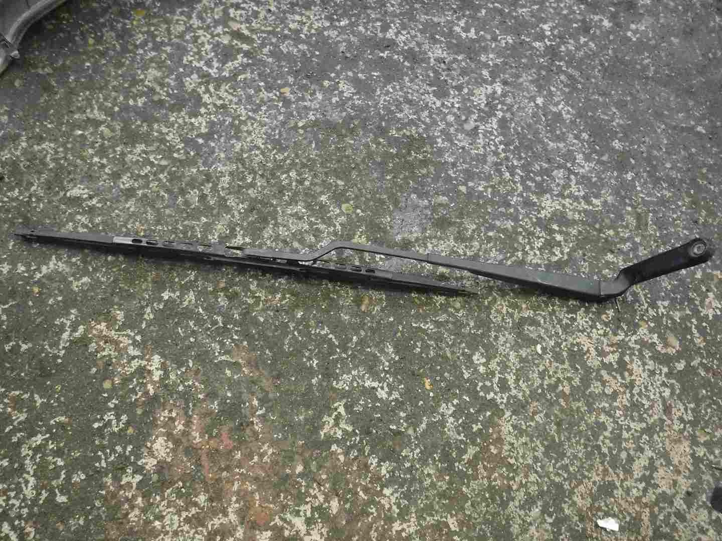 Volkswagen Bora 1998-2005 Drivers OS Windscreen Wiper Arm
