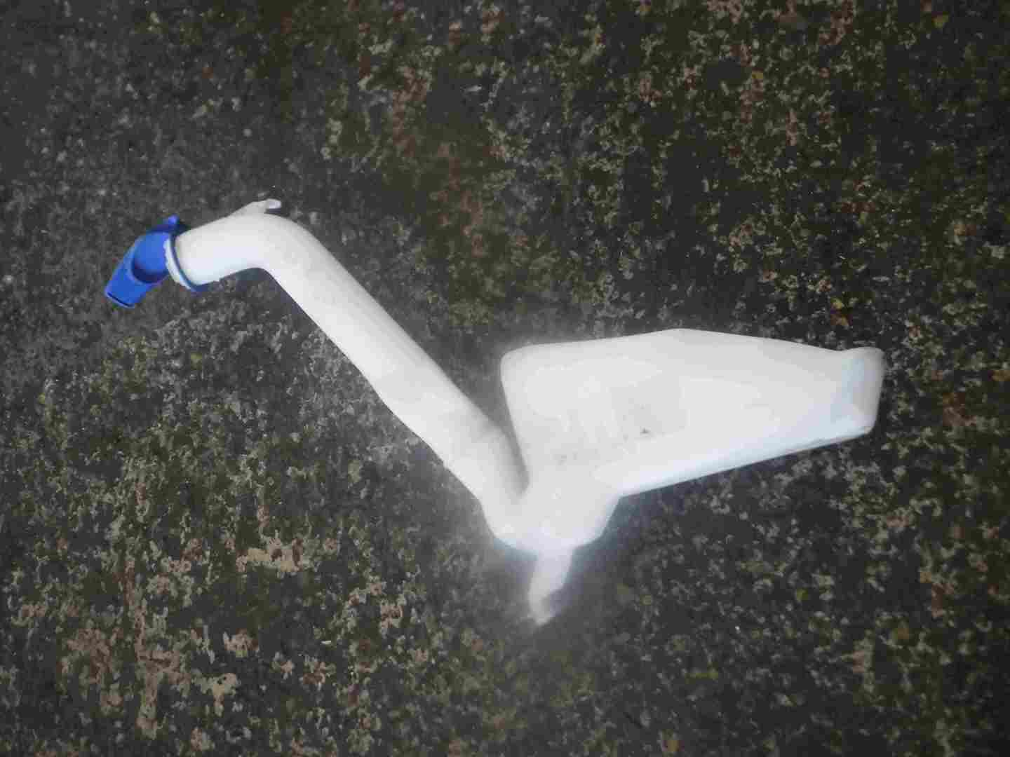 Volkswagen Fox 2005-2011 Windscreen Washer Bottle + Pump 6q0955453N