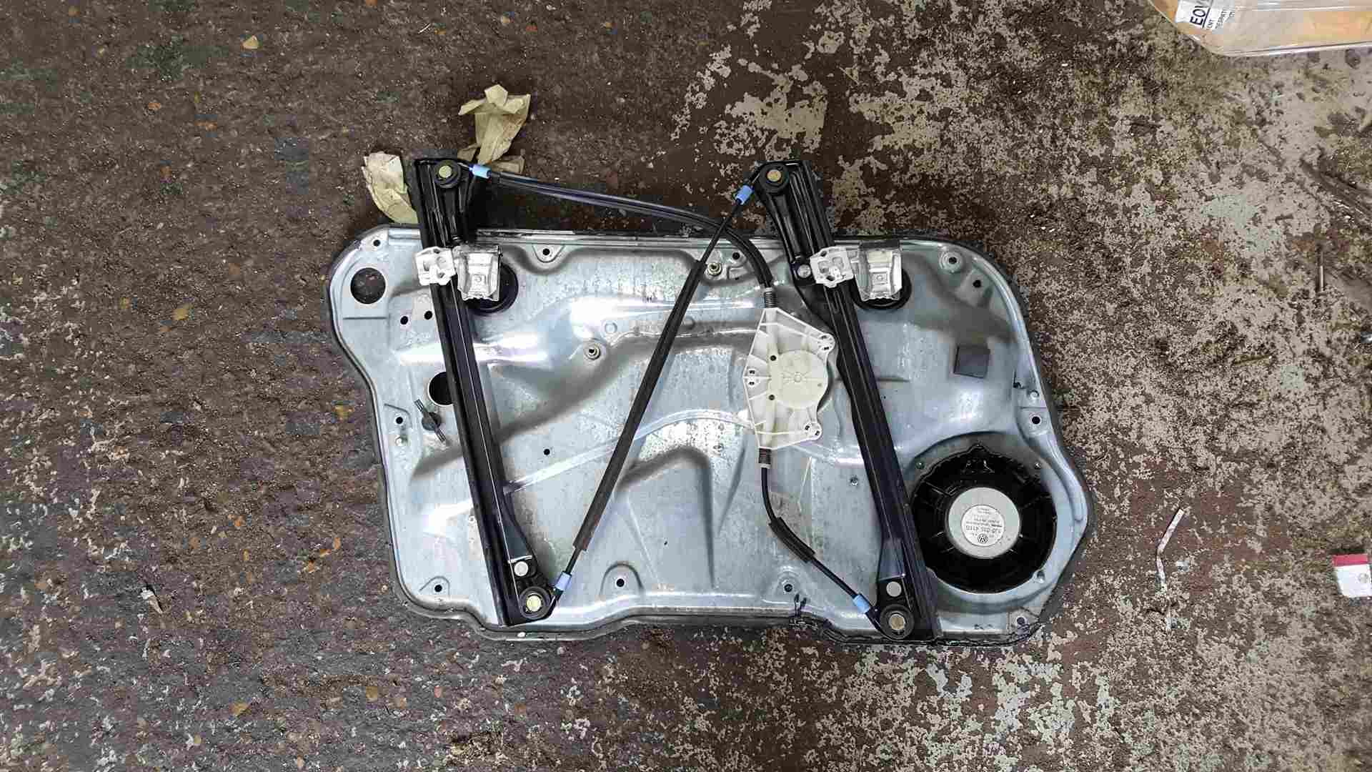 Volkswagen Golf MK4 1997-2004 Drivers OSF Front Regulator 1J4837730N