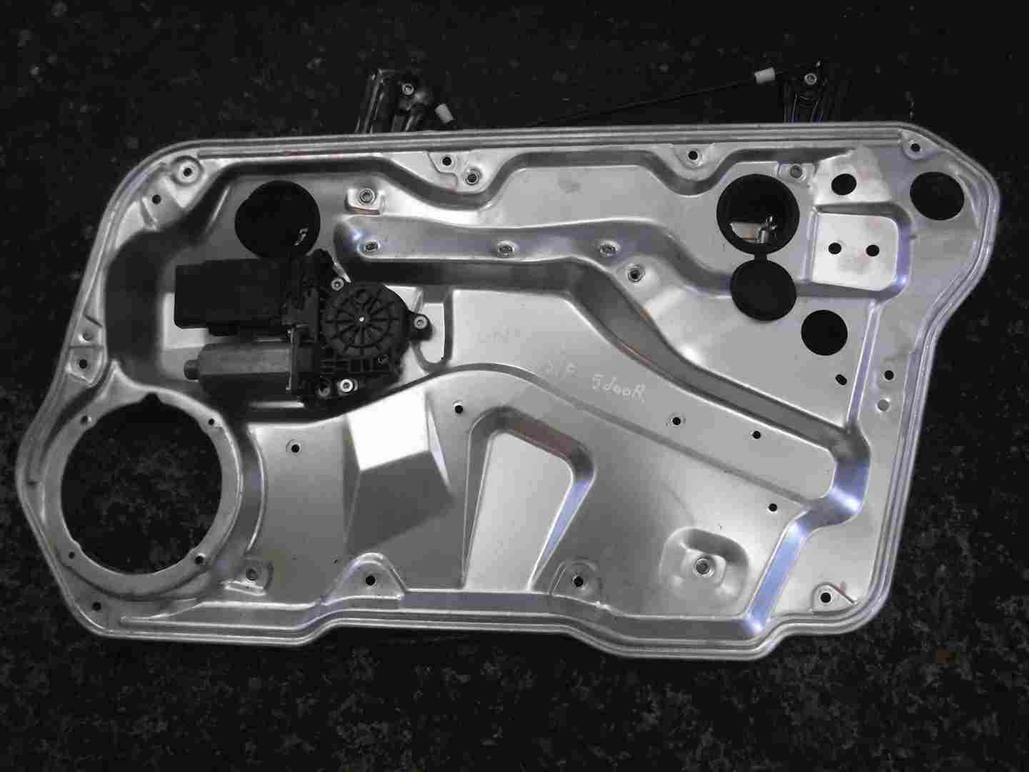 Volkswagen Golf MK4 1997-2004 Drivers OSF Front Window Motor + Regulator 5dr