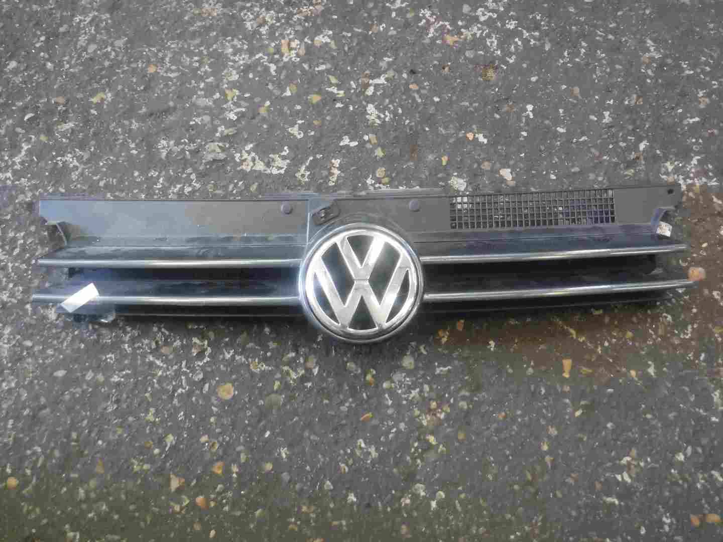 Volkswagen Golf MK4 1997-2004 Front Bumper Grill Badge Grey LC7Z