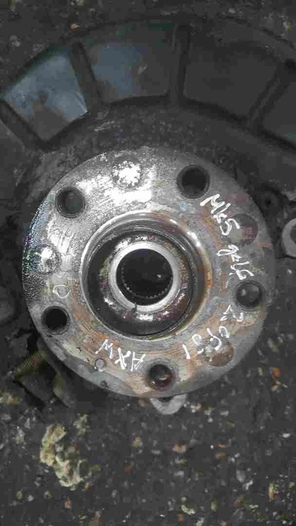 Volkswagen Golf MK5 2003-2009 2.0 FSi Drivers OSF Front Wheel Hub AWX