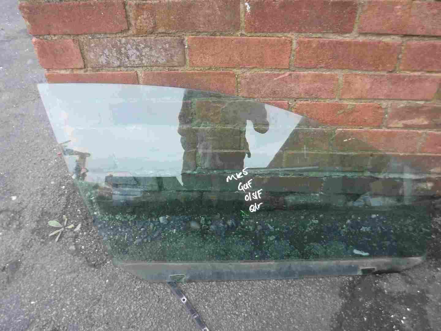 Volkswagen Golf MK5 2003-2009 Drivers OSF Front Window Glass 5dr