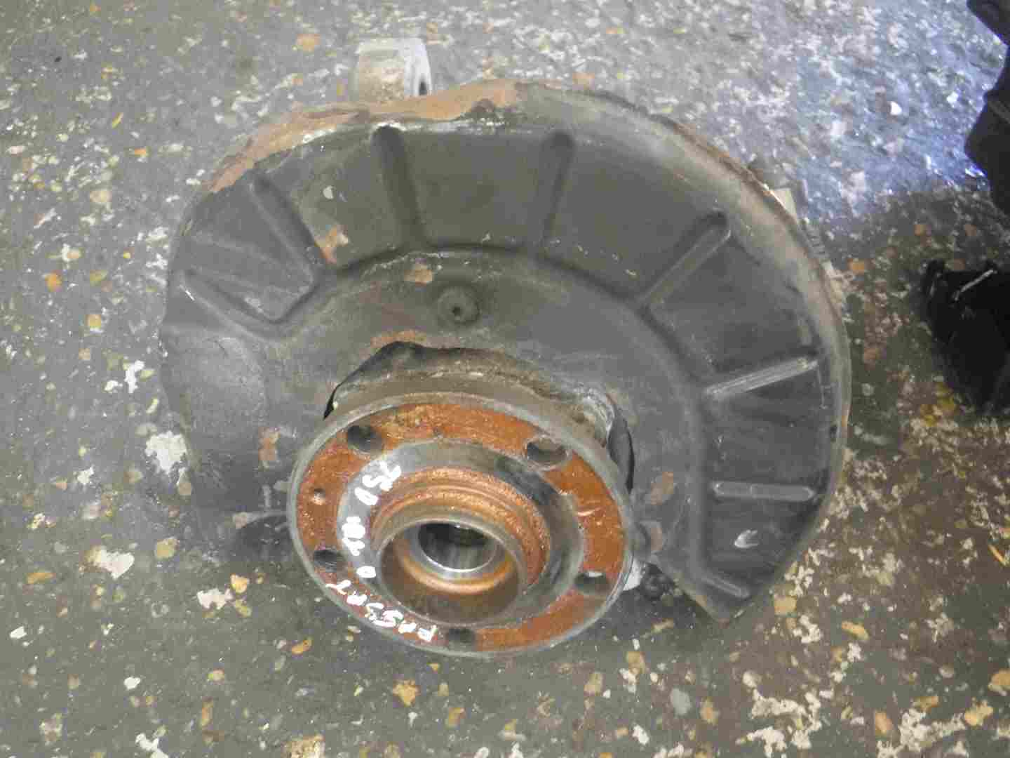 Volkswagen Passat B6 2005-2010 2.0 TDI Drivers OSF Front Wheel HUB