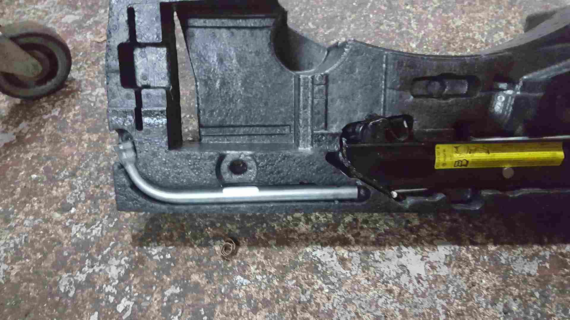 Volkswagen Passat B6 Saloon 2005-2010 Spare Wheel Jack SET With Brace