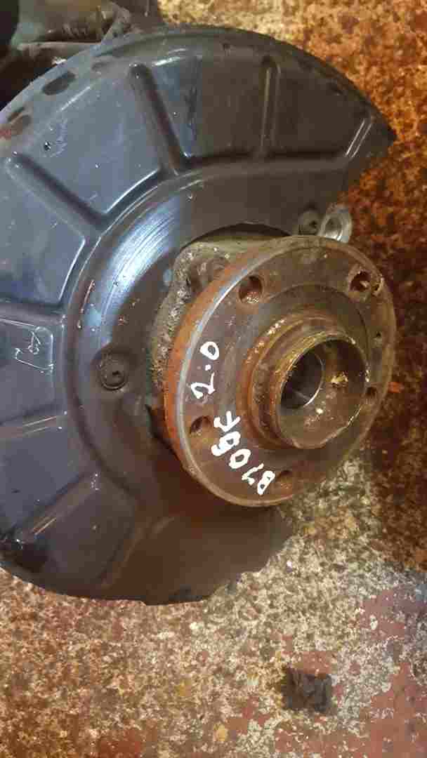 Volkswagen Passat B7 2010-2015 2.0 TDI Drivers OSF Front Wheel HUB