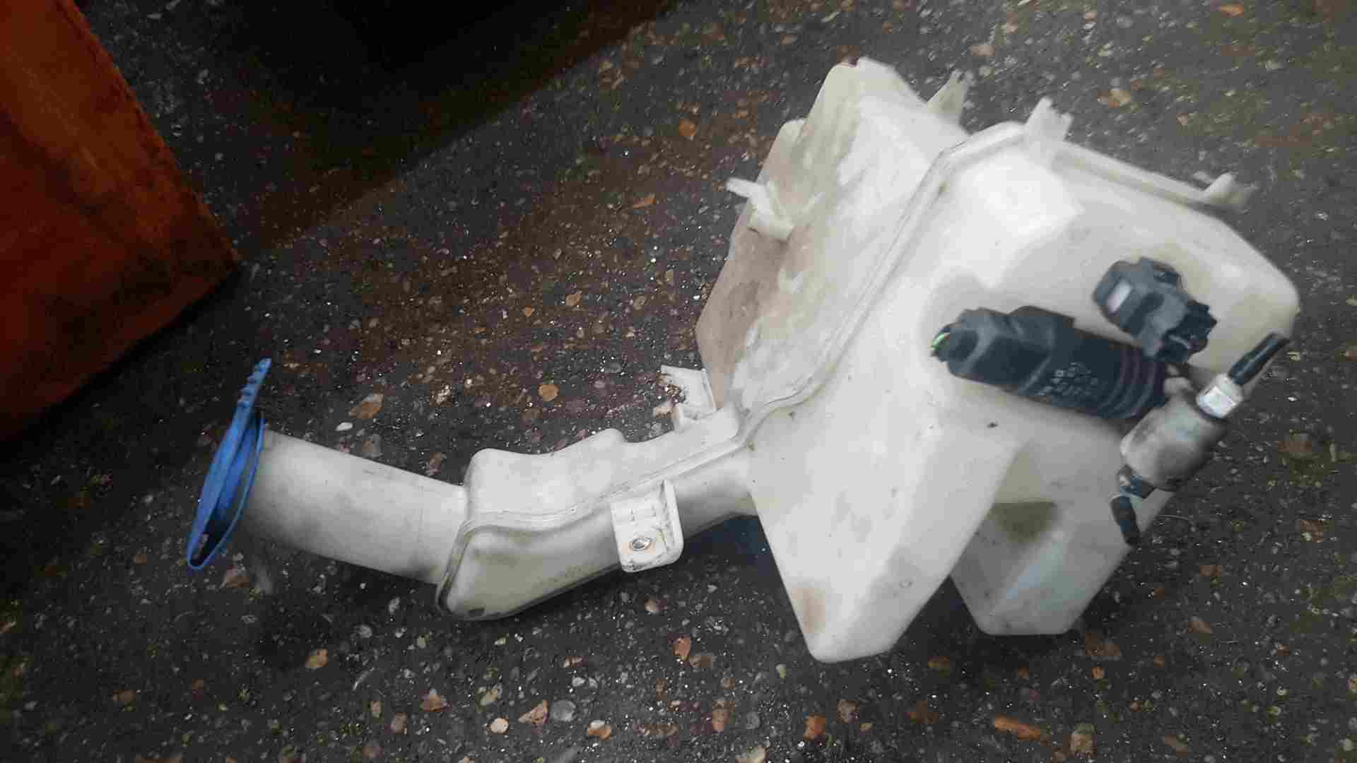Volkswagen Passat B7 Est 2010-2015 Windscreen Washer Bottle + Pump 3AA955453