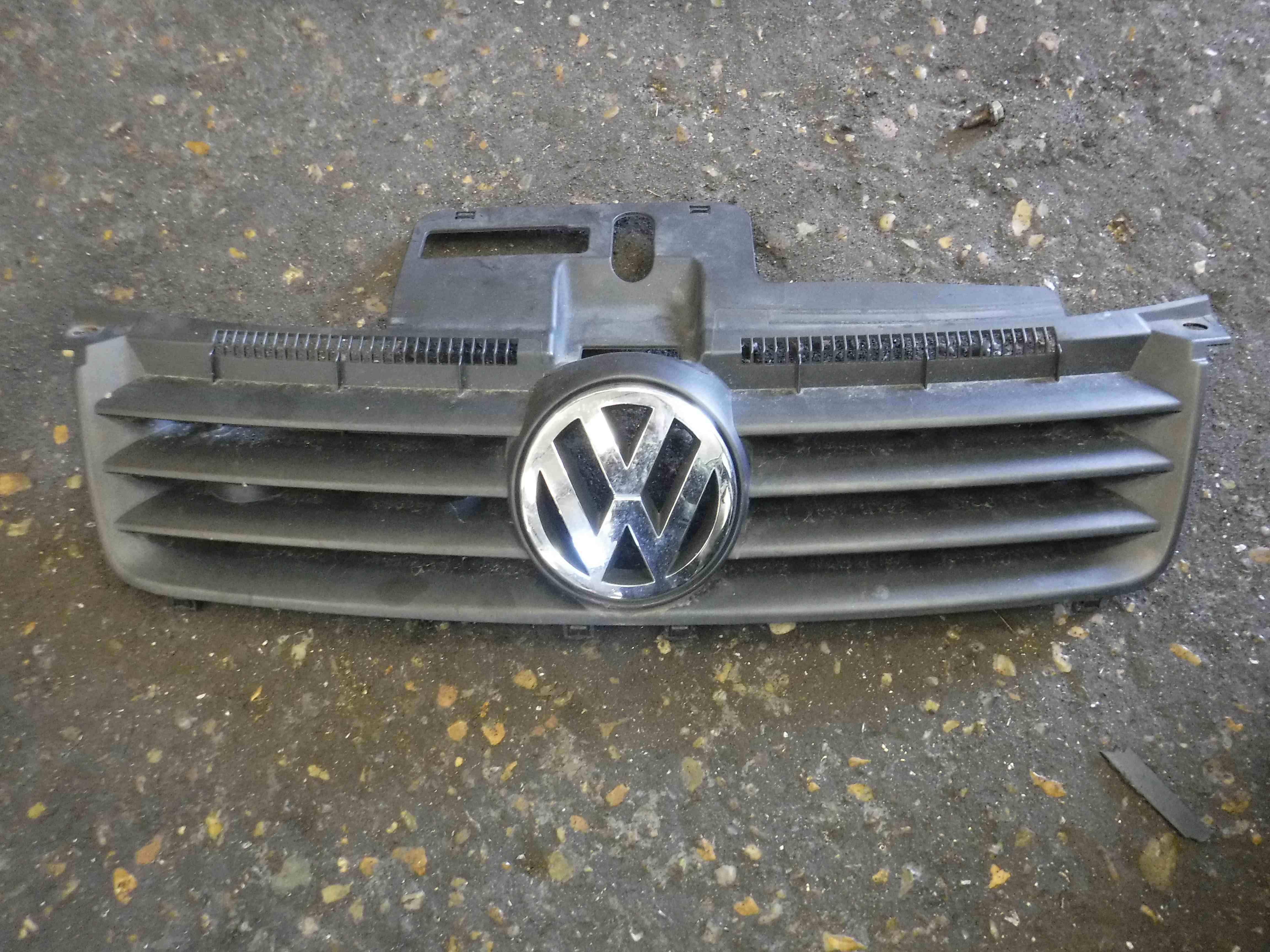 Volkswagen Polo 2003-2006 9N Front Grille Grill  Badge 6Q0853651C