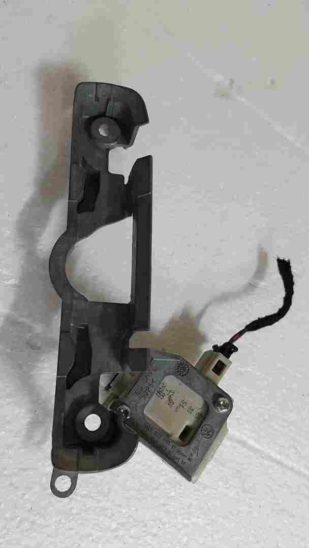 Volkswagen Polo 9N3 2006-2008 Boot Lock Solenoid + Bracket 6Q6827505E