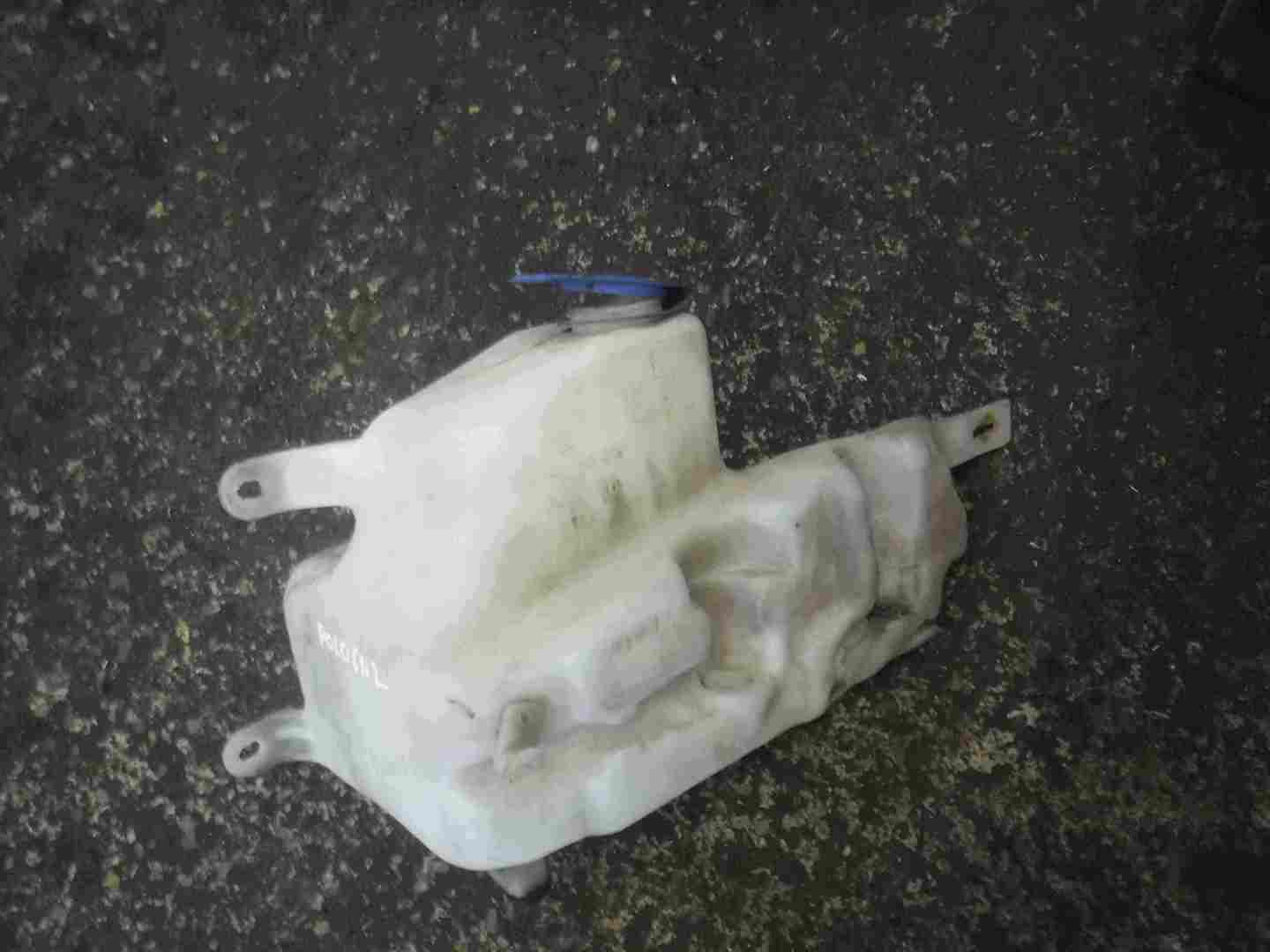 Volkswagen Polo Saloon 1999-2003 6N2 Windscreen Washer Bottle