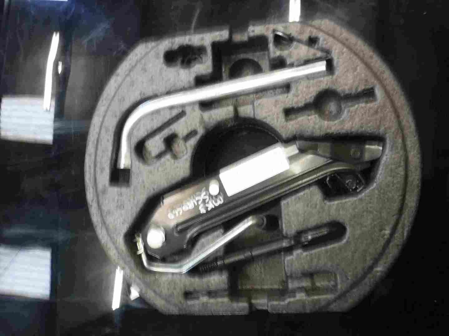 Volkswagen Scirocco 2008-2016 Jack Set Wheel Remover