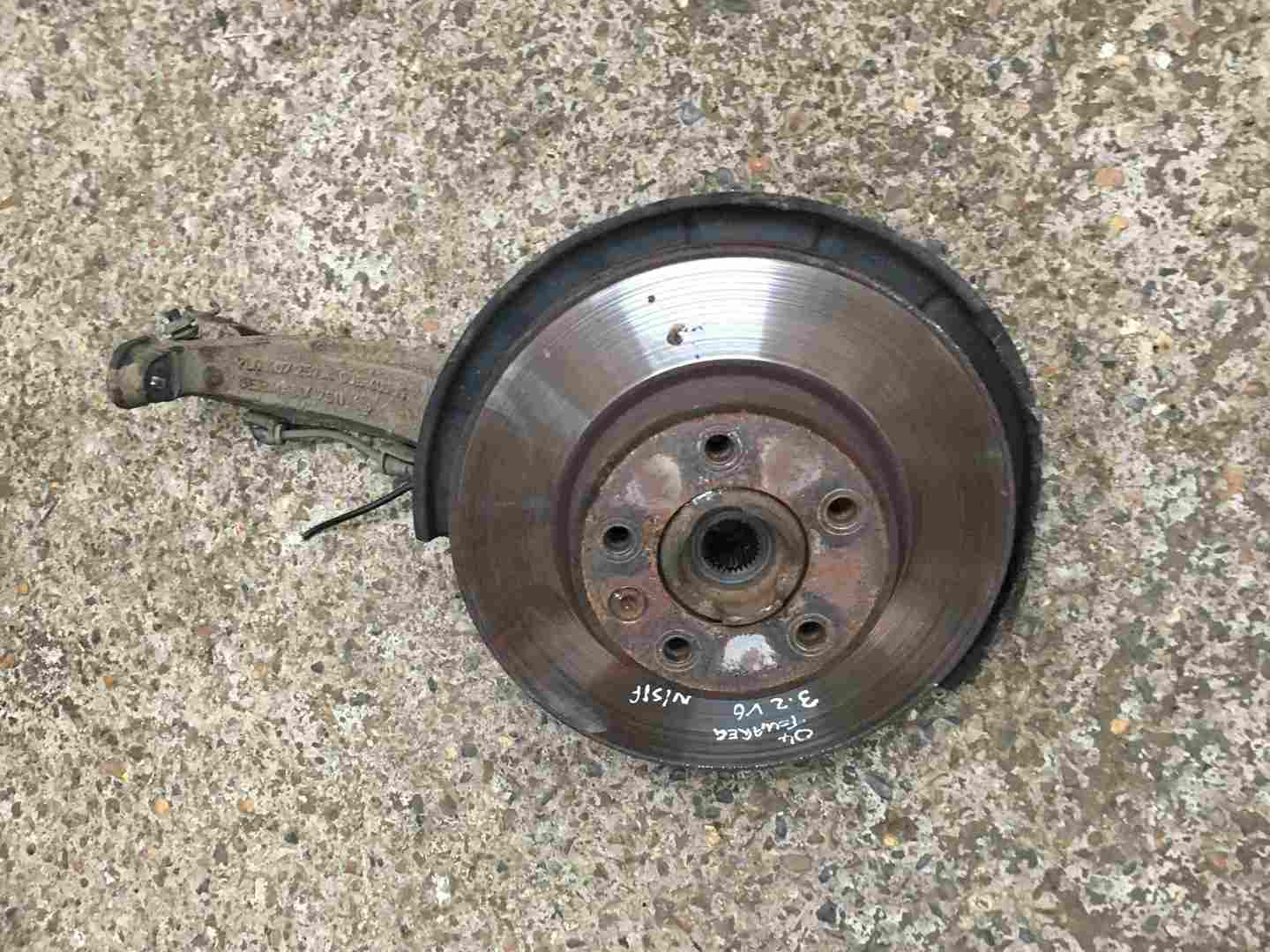 Volkswagen Touareg 2002-2007 3.2 V6 Passenger NSF Front Wheel Hub 7L0407257