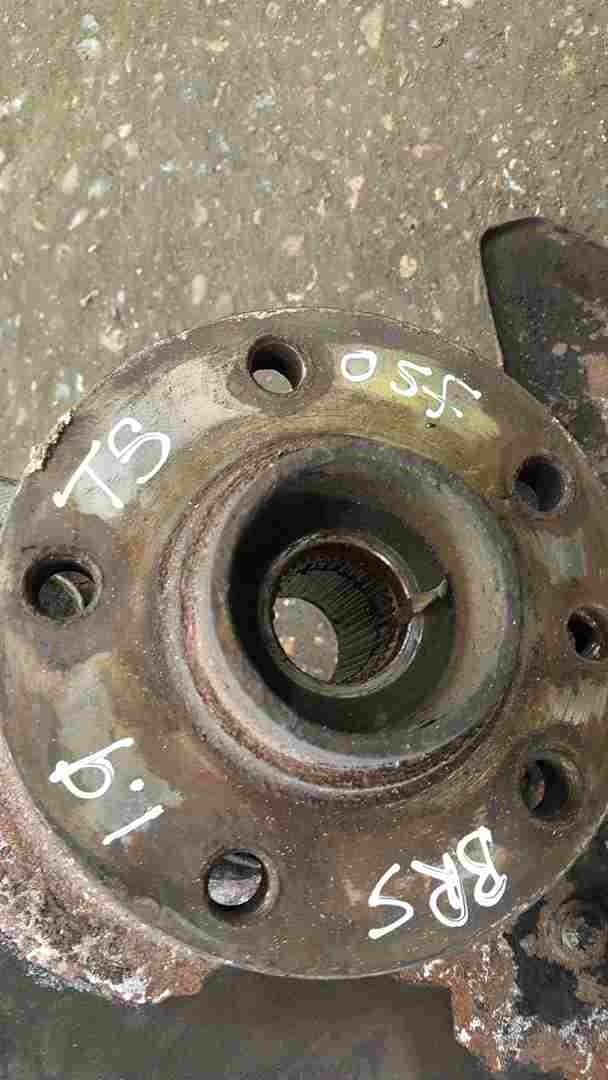 Volkswagen Transporter T5 2003-2009 2.5 TDi Drivers OSF Front Wheel Hub